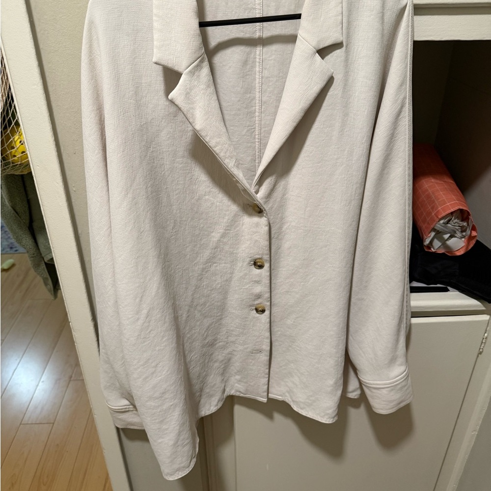 Aritzia Elegant Crepette Cream Button-Up Women's Top